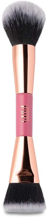 Dubbelzijdige make-up kwast met zwart en wit vezels, roségouden handvat en roze middenstuk.