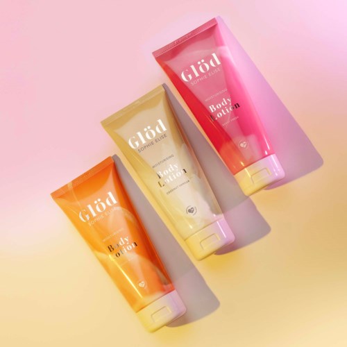 Drie kleurrijke lotiontubes op een pastelachtergrond. Elke tube is een andere kleur: oranje, geel en roze.