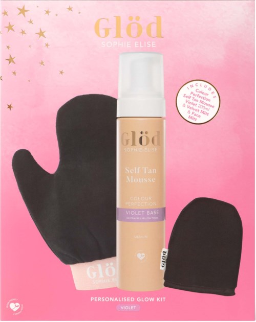 En rosa bakgrunn med en selvbruningsskumflaske, svarte hansker og en logo; promoterer et glow kit.
