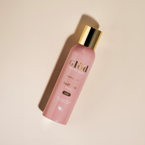 Pink sprayflaske med gullhette, merket fra Sophie Elise, kalt Glød. Det er en selvbruningspray for ansikt og kropp.