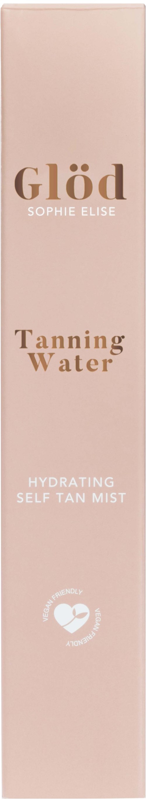Een lange, roze doos met 'Glöd Tanning Water' door Sophie Elise, beschrijft het als een hydraterende zelfbruiningsmist.