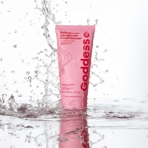 Roze tube van Godness BioTech conditioner met water eromheen.