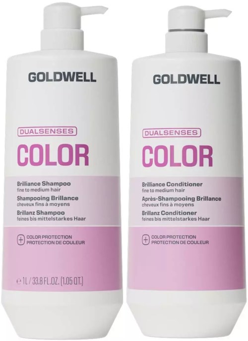 To hvite flasker med Goldwell-merkevarens hårpleieprodukter for farget hår, en sjampo og en balsam, med rosa og svarte etiketter.