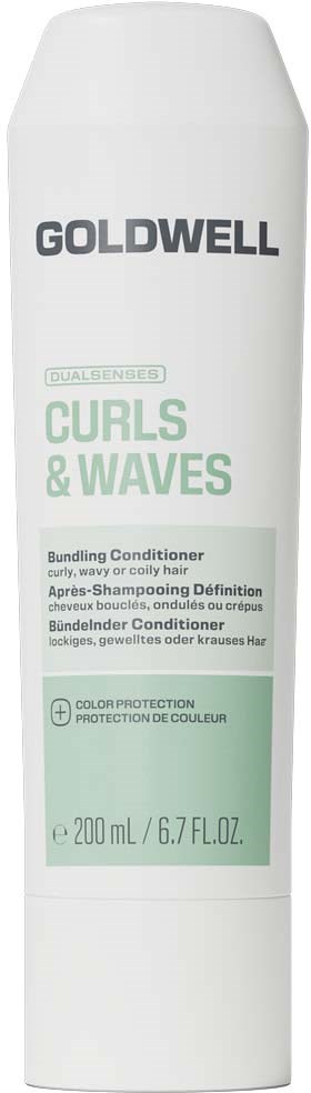 En hvit flaske med Goldwell Curls & Waves balsam med grønne detaljer og produktinformasjon på etiketten.