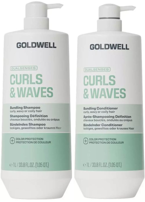To hvite flasker med Goldwell Curls & Waves sjampo og balsam med grønne etiketter og pumpe.