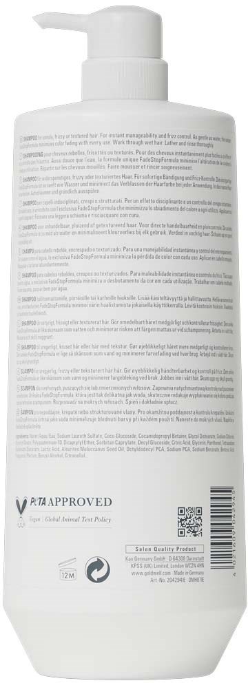 Baksiden av en hvit kosmetikkflaske med pumpe, inneholder tekst, Vata-godkjent logo, strekkode og resirkuleringssymbol.
