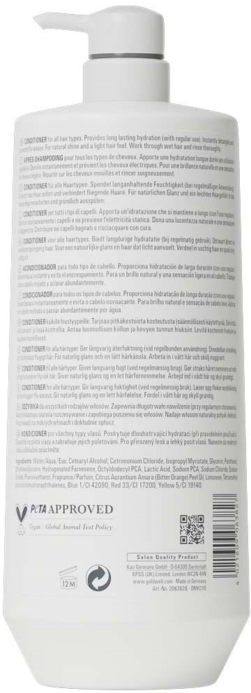 En hvit flaske med pumpe, inneholder et hud- eller hårpleieprodukter, med detaljert tekst og strekkoder på baksiden.