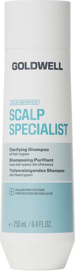 En hvit flaske med Goldwell Scalp Specialist Clarifying Shampoo med blå etikett for alle hårtyper.