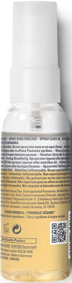 En liten gjennomsiktig sprayflaske med hvithette, inneholder en lysfarget væske, sannsynligvis et hudpleie- eller skjønnhetsprodukt.