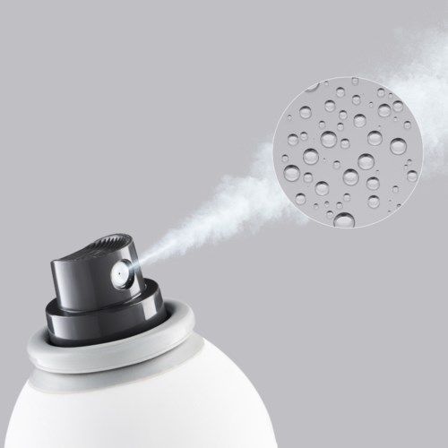 En sprayflaska sprayar ut dimma, med en närbild av vattendroppar på en yta.