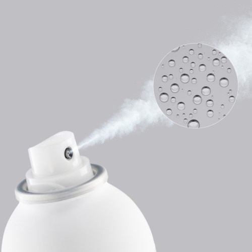 Ein Raumdesinfektionsspray gibt Nebel ab, mit einer Nahaufnahme von Wassertropfen in einem Kreis.