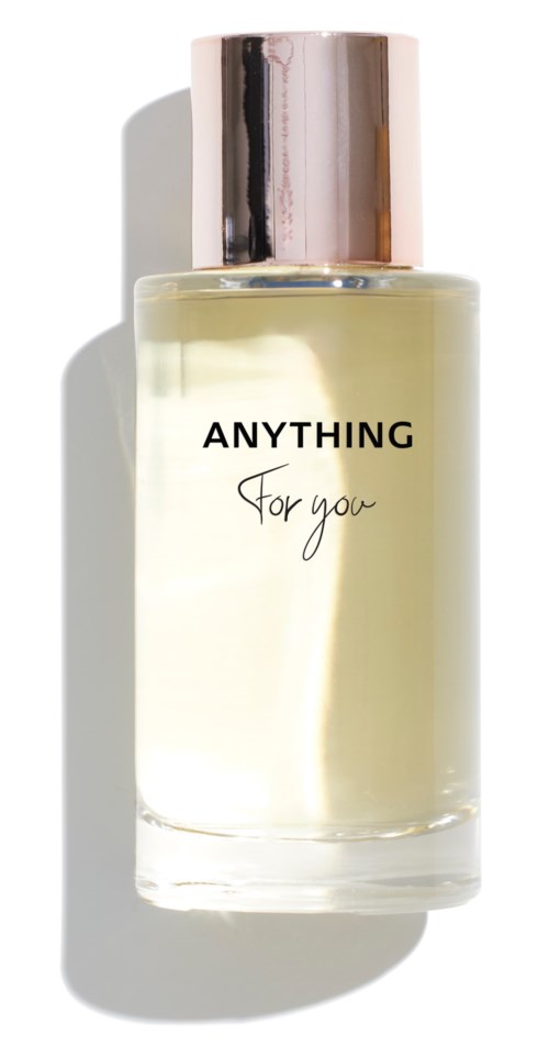En genomskinlig flaska med silverlock, märkt 'ANYTHING For you', innehåller en ljusgul vätska, troligen parfym.