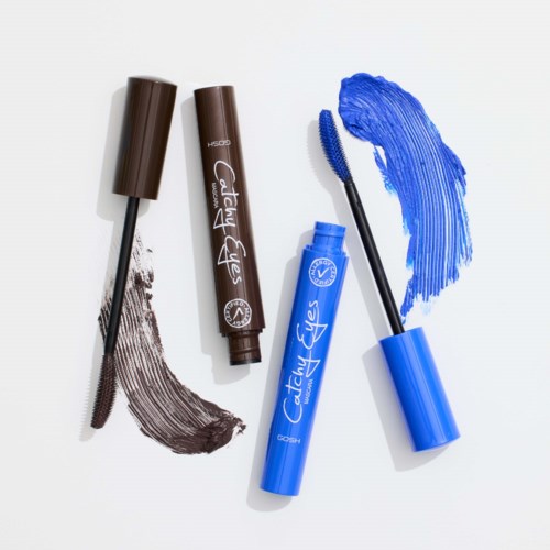 Twee blauwe en één bruine mascara met borstels en mascara-stalen.