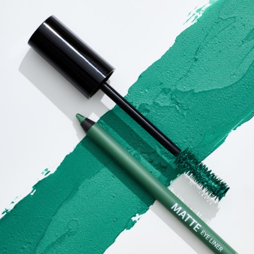 Groene mascara en oogpotlood liggen op een turquoise achtergrond. De oogpotlood is gemarkeerd als "MATTE EYE LINER."