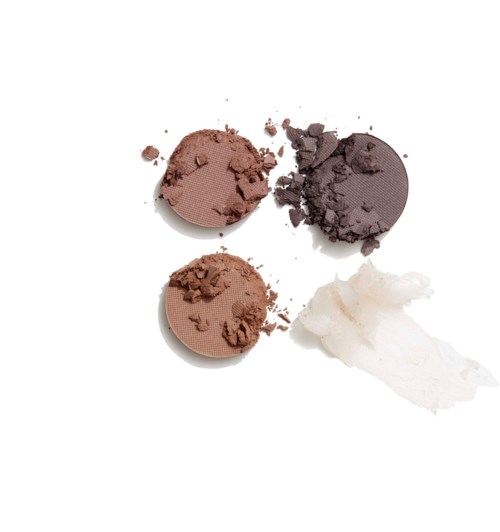 Vier verschiedene Make-up- und Puder sind verteilt, darunter braun, schwarz, beige und weiß. Sie sind zerdrückt und auf weißem Hintergrund.