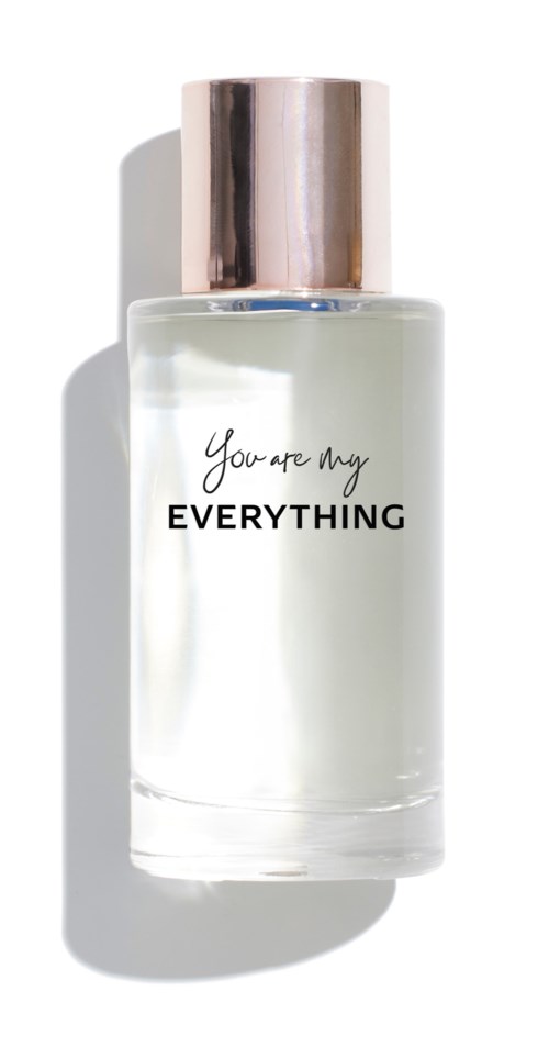 En klar parfyllåda med silverlock och orden 'You are my EVERYTHING' på.