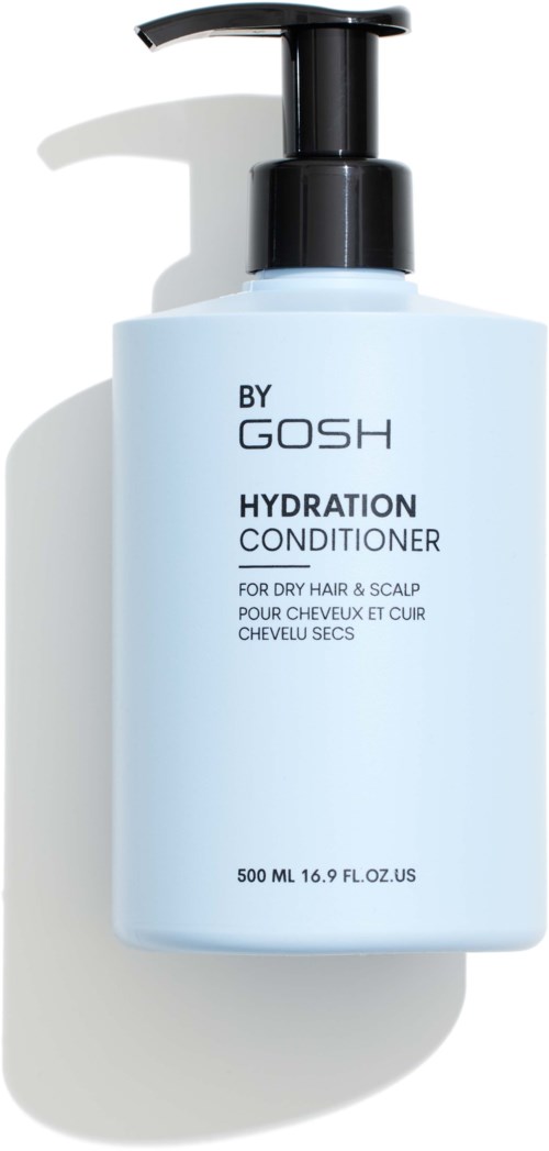 Een lichtblauwe fles met een zwarte pomp. Het labelt "BY GOSH Hydration Conditioner" voor droog haar en hoofdhuid.