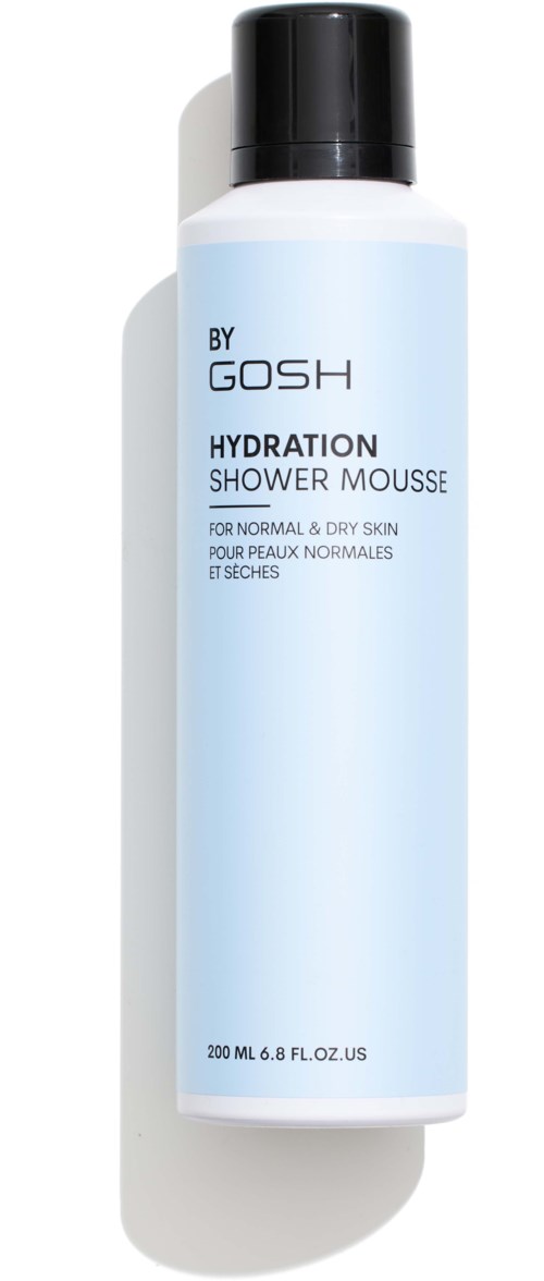 Een witte fles met een zwarte dop met label 'Hydration Shower Mousse' voor normale en droge huid.
