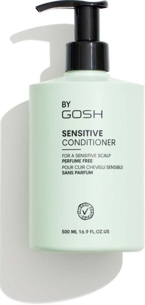Een lichtgroene fles met een zwarte pomp, gelabeld 'By Gosh Sensitive Conditioner' voor een gevoelige hoofdhuid, 500 ml.