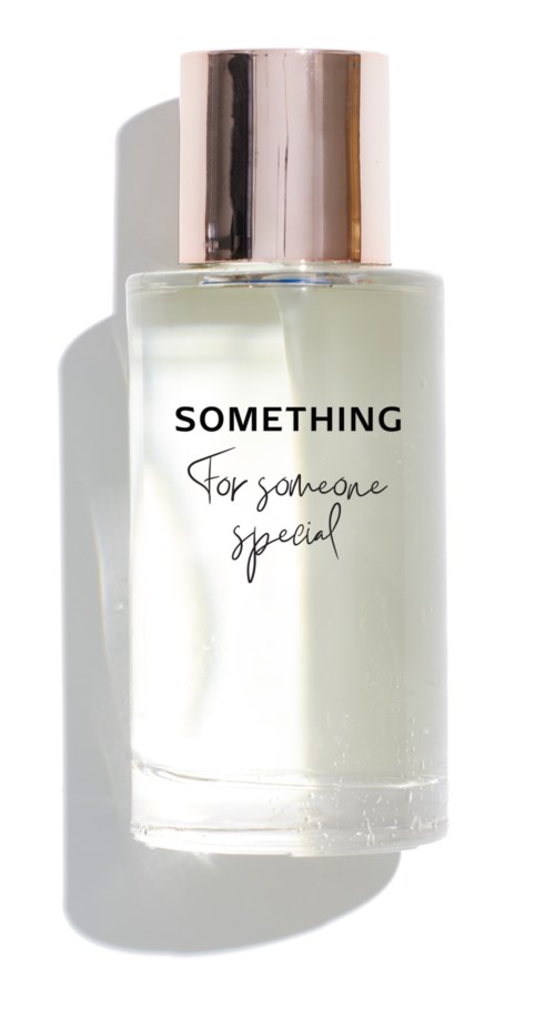 En vit parfyllta med en silverhuvud märkt 'SOMETHING for someone special' som kastar skuggor på en vit bakgrund.