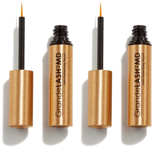 Vier vloeibare lippenstiftflesjes met zwart en goud verpakking, twee met applicator uit, op een witte achtergrond.