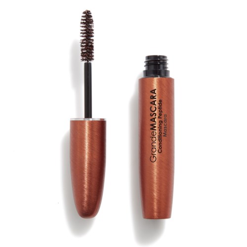 Een bruine mascara-flacon met open kwast en logo en productnaam op de fles.