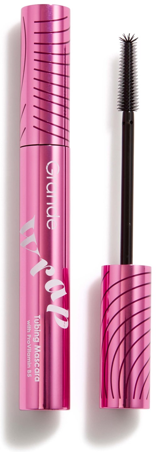 Een roze Mascara-buis met zwarte lijnen en een mascara-washand ernaast.