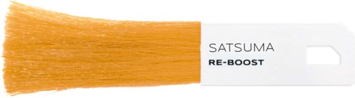 En hårförlängning eller peruk i beige färg med en etikett som säger "Satsuma Re-Boost."