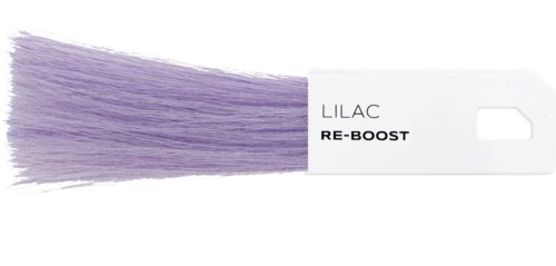 Ett hårfärgningsprov märkt 'LILAC RE-BOOST' med lila hårprov kopplade.