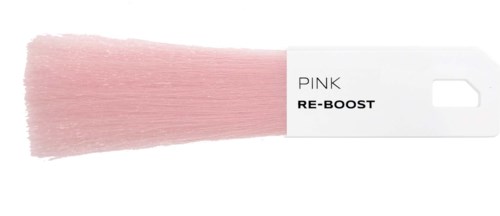 En rosa borste märkt 'Pink Re-Boost' med mjuka borst, troligen för att applicera make-up eller hudvård.