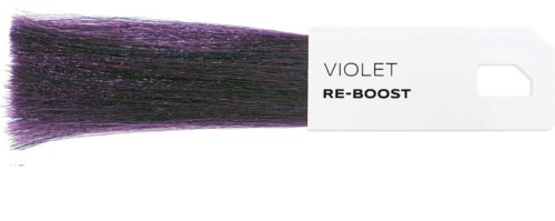Ett hårfärgningsprov märkt 'Violet Re-Boost' med lila och svarta hårstrån.