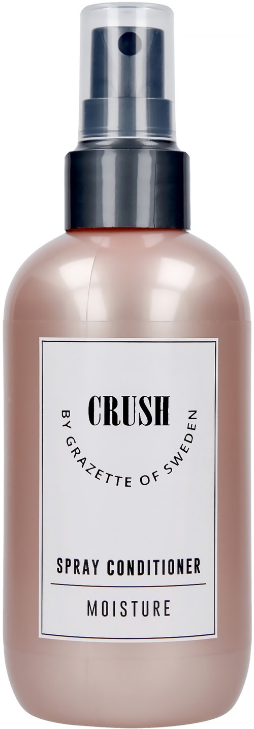 Een sprayflesje met label Crush door Gazette of Sweden, gebruikt voor het hydrateren van haar.