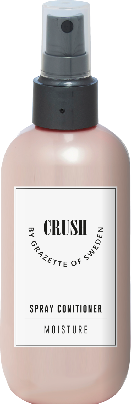 Sprayfles met label 'Crush' van Gazette of Sweden, voor vochtigheid, met zwarte sproeikop.