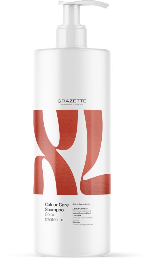 Een wit flesje met pomp en grote rode tekst 'K2'. Het is shampoo voor gekleurd haar.