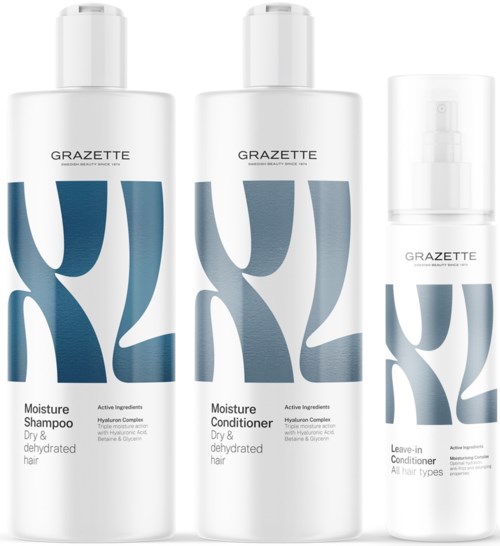Drie witte flessen met blauwe en zwarte tekst, tonen shampoo, conditioner en leave-in conditioner voor droog haar.