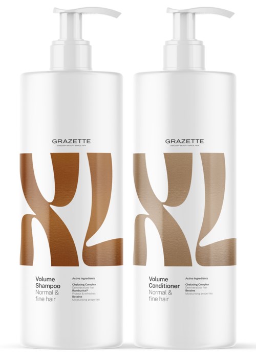 Twee witte flessen, een voor shampoo en een voor conditioner, met grote bruine en beige letters en een pompdop.