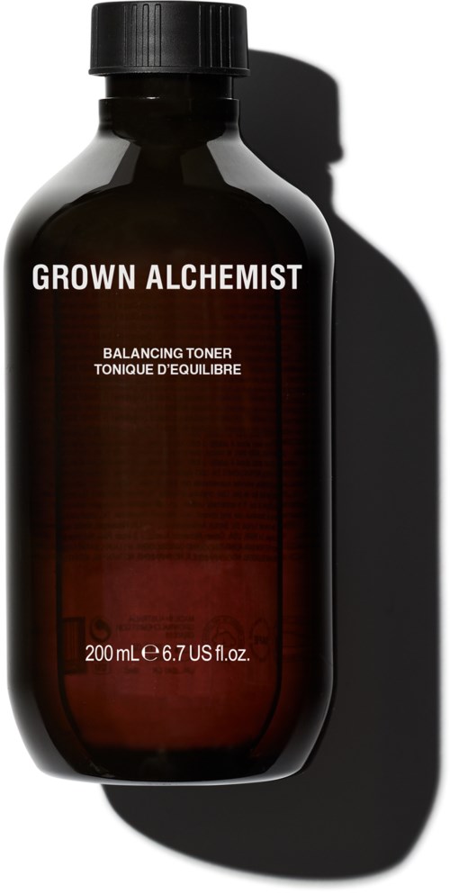 Donkere bruine fles met witte tekst voor GROWN ALCHEMIST balancing toner, 200 ml, schaduw op witte achtergrond.