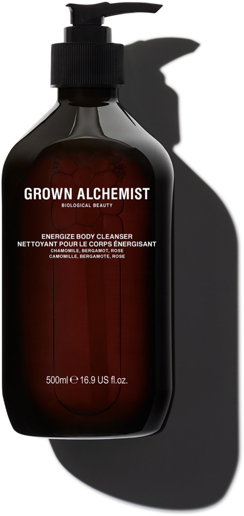 Een donker flesje met pompdispenser met label Grown Alchemist, naast een schaduw.