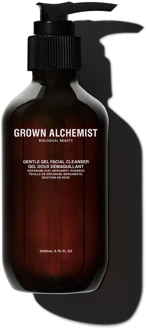 Donkere bruine fles met zwarte pomp, met label 'Grown Alchemist,' bevat gezichtsreiniger, ricinuszaad en rozenbladextract.