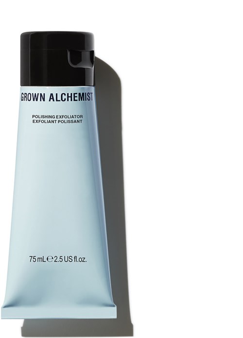 Een tube Grown Alchemist scrub, lichtblauw met zwarte dop, 75 ml.