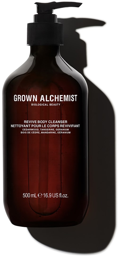 Een donkerbruine pompflacon met 'Grown Alchemist' label bevat 500 ml lichaamsreiniger met natuurlijke ingrediënten.