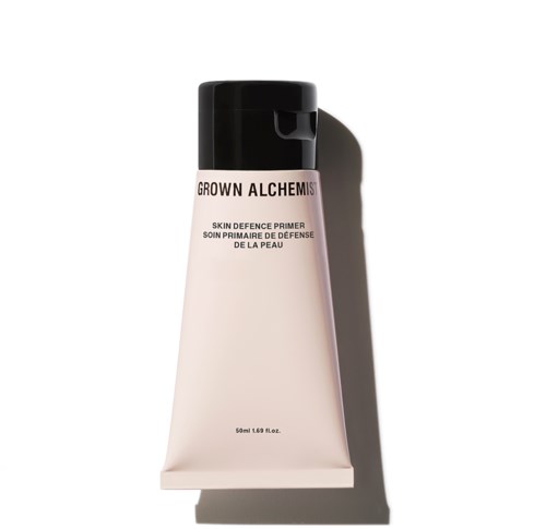Een tube huidverzorgingsprimer van Grown Alchemist met een zwarte dop, met zwarte en roze tekst.