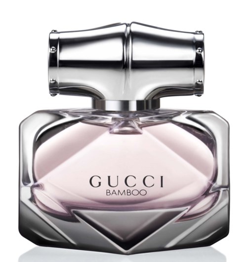 Een parfumfles met 'GUCCI BAMBOO' erop, met een glanzende, metalen dop en een heldere, roze vloeistof binnen.