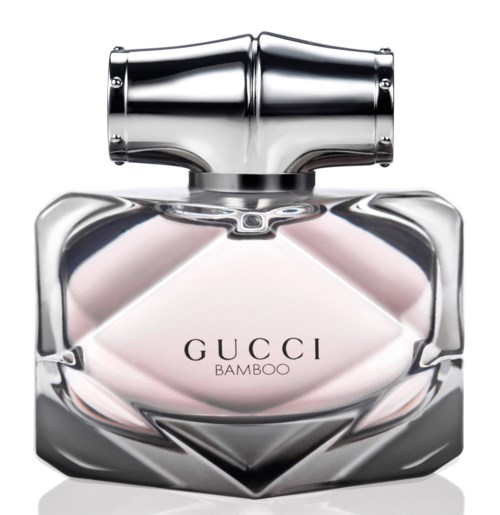 Ein glänzende Parfümflasche mit silberner Kappe und rosa Flüssigkeit, beschriftet 'GUCCI BAMBOO'.