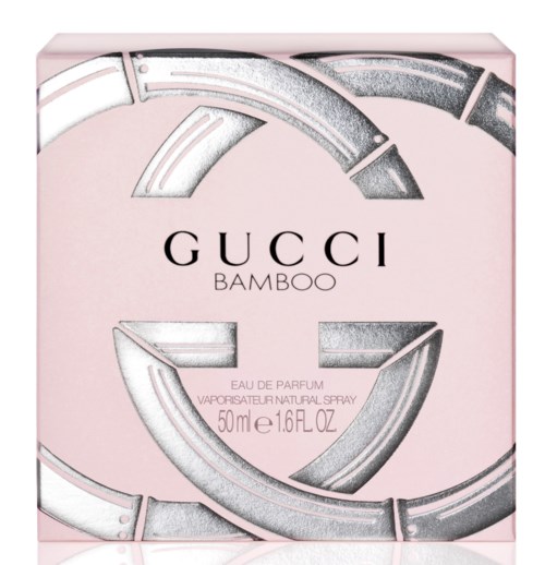 Eine rosa Verpackung mit silbernen Ringen und Text 'GUCCI BAMBOO' und Parfüminformationen.