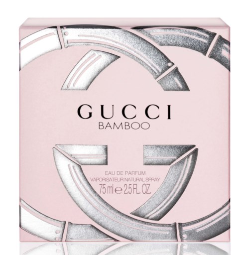 Een roze doos voor Gucci Bamboo-parfum met zilveren en zwarte ontwerpen en tekst.