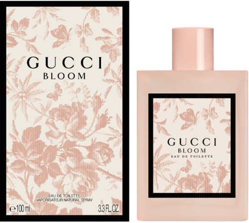 Een bloempatroon doos en parfumflesje met 'Gucci Bloom' label in zacht roze en zwarte accenten.