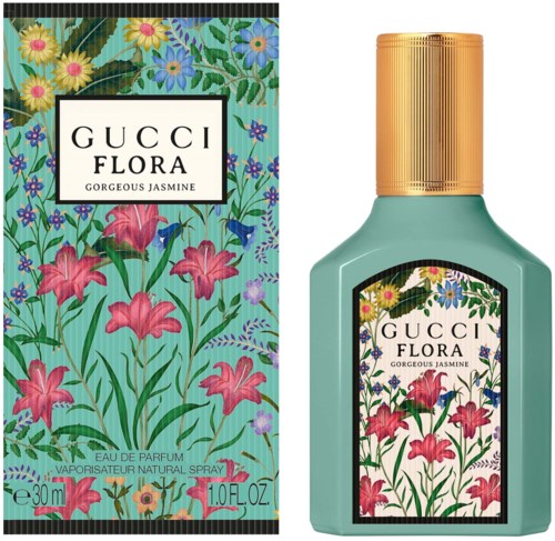 Een groene parfumfles met goudkleurige dop en bloemige label naast een kleurrijke bloemenverpakking. Gucci Flora Jasmine parfum.