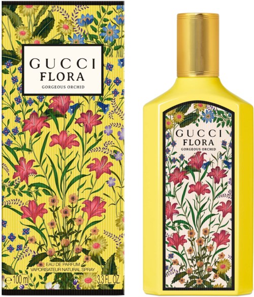 Ontwerp met gele achtergrond, kleurrijke bloemen en een witte label met 'GUCCI FLORA'.