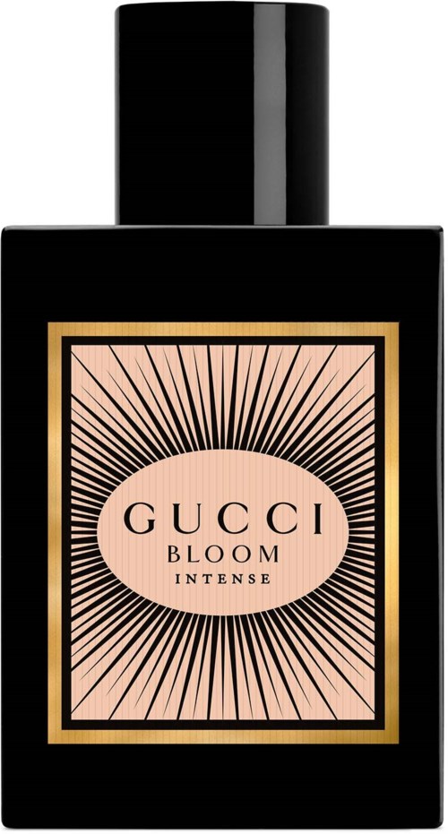 Een zwarte parfumfles met een roze en gouden label die Gucci Bloom Intense zegt.
